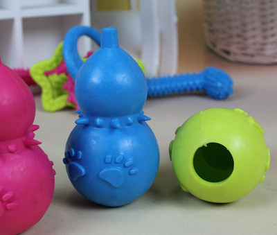 Erinevad kummist mänguasjade mudelid koertele