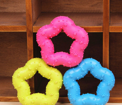 Erinevad kummist mänguasjade mudelid koertele