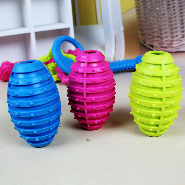 Erinevad kummist mänguasjade mudelid koertele