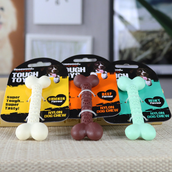 O jucărie pentru câini în formă de os