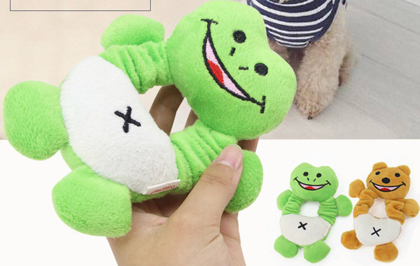 Väike plüüsist mänguasi koertele