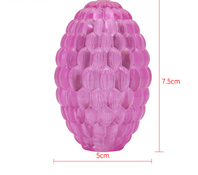 Kolmes suuruses kummist mängupall koertele