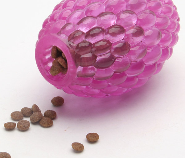 Kolmes suuruses kummist mängupall koertele