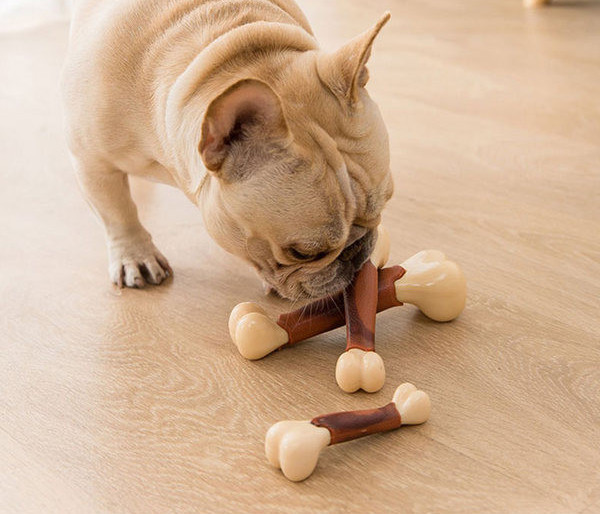 Jucărie pentru câini în formă de os
