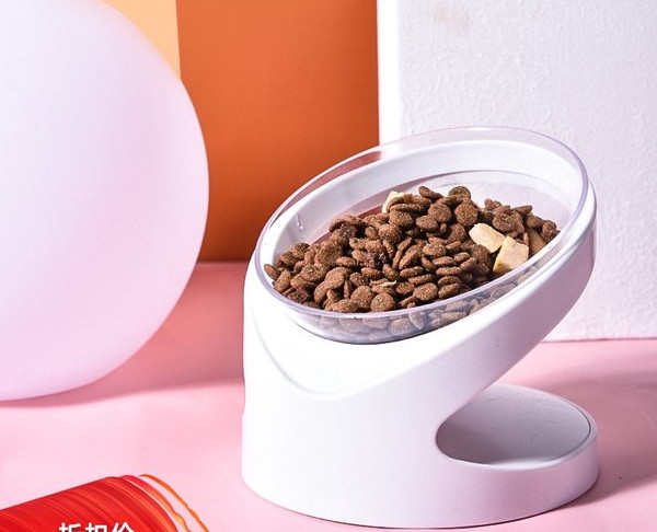 Plastikust koeratoidukauss libisemiskindla põhjaga