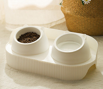 Ταΐστρα σκύλων με δύο μπολ ή ένα και ένα διανομέα νερού