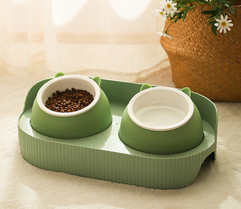 Ταΐστρα σκύλων με δύο μπολ ή ένα και ένα διανομέα νερού