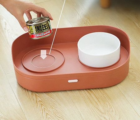 Kahe kambriga plastikust toidukauss koertele