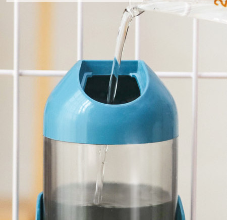 Dozator de apa suspendat in doua modele pentru caini si pisici