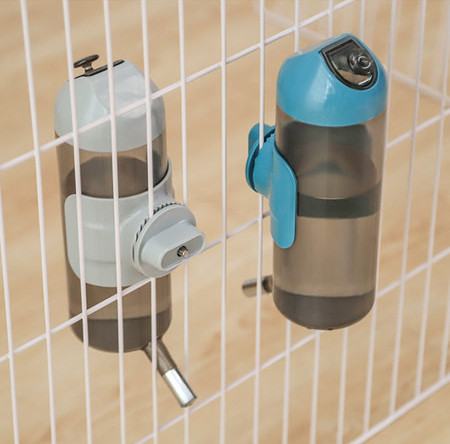 Dozator de apa suspendat in doua modele pentru caini si pisici