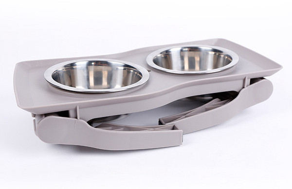 Kokkupandav laud kaussidega toidu ja vee jaoks