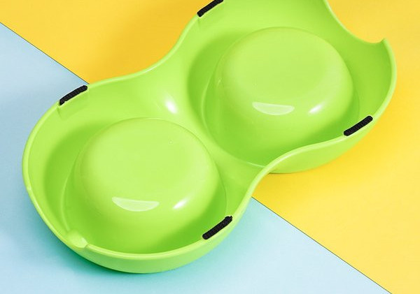 Bol de hrănire pentru câini din plastic