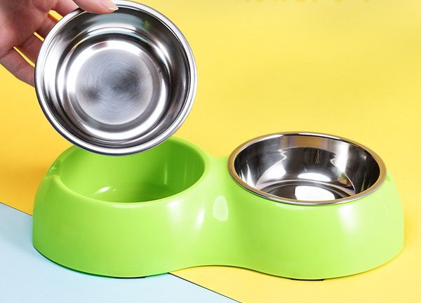 Bol de hrănire pentru câini din plastic