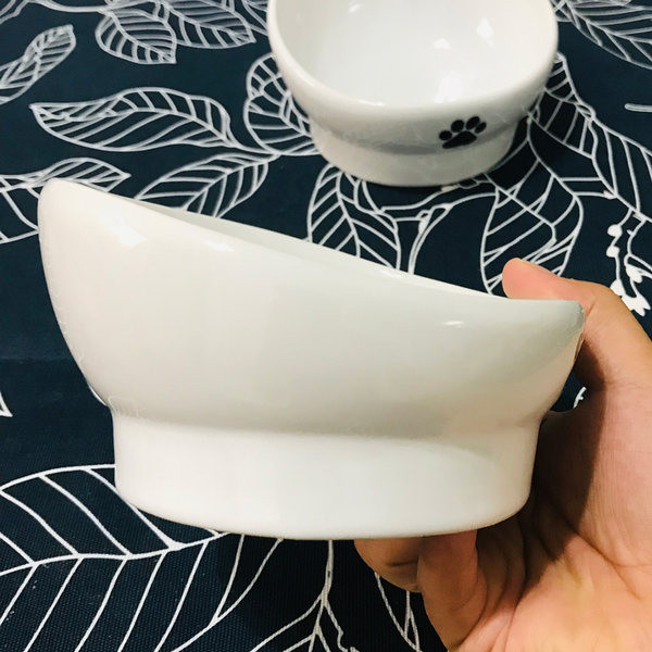 Valge keraamiline kauss koeratoidu jaoks