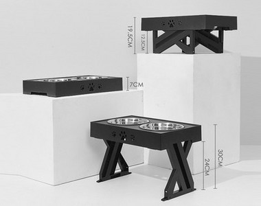 Τραπέζι με μπολ για φαγητό και νερό