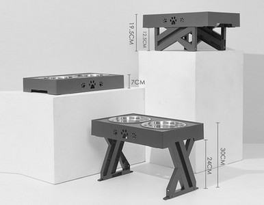 Τραπέζι με μπολ για φαγητό και νερό