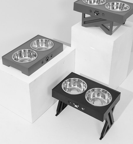 Τραπέζι με μπολ για φαγητό και νερό