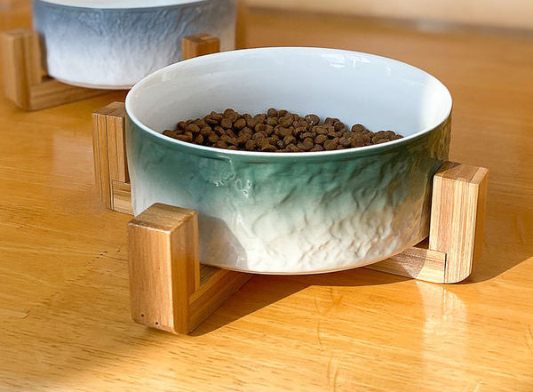 Bol de mâncare din ceramică cu suport din lemn pentru câini