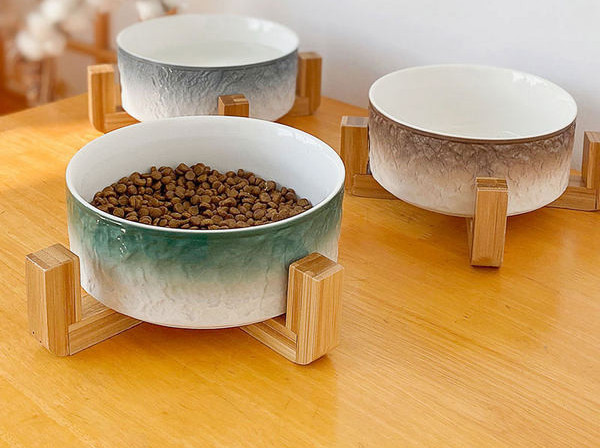 Bol de mâncare din ceramică cu suport din lemn pentru câini
