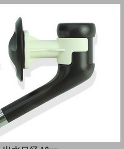 Adăpator de apă din plastic