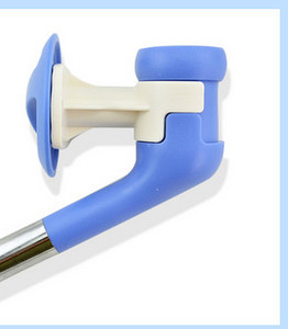 Adăpator de apă din plastic