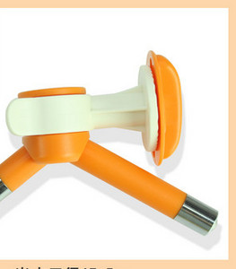 Adăpator de apă din plastic