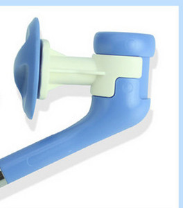 Adăpator de apă din plastic