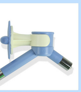 Adăpator de apă din plastic