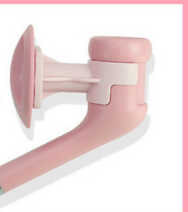 Adăpator de apă din plastic