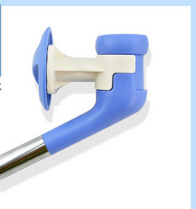 Adăpator de apă din plastic