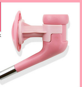 Adăpator de apă din plastic