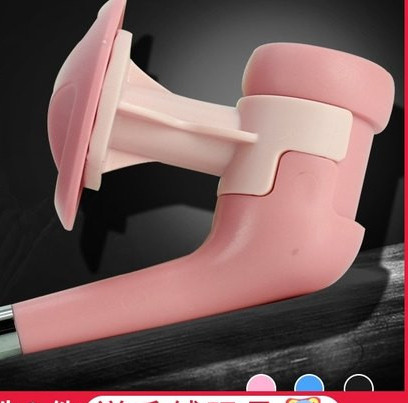 Adăpator de apă din plastic