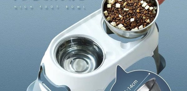 Plastmasas statīvs ar ūdens bļodām un nerūsējošā tērauda suņu barību