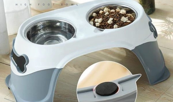 Plastmasas statīvs ar ūdens bļodām un nerūsējošā tērauda suņu barību