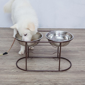 Bļoda ar ēdienu un ūdeni ar statīvu suņiem