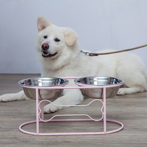 Bļoda ar ēdienu un ūdeni ar statīvu suņiem