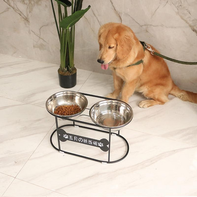 Bļoda ar ēdienu un ūdeni ar statīvu suņiem