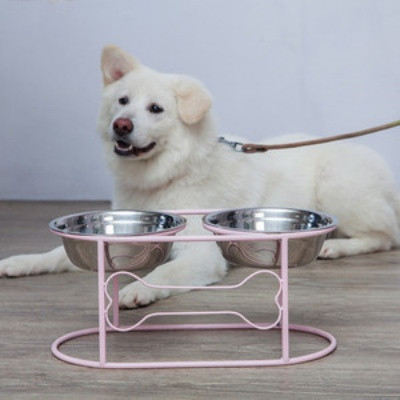 Bļoda ar ēdienu un ūdeni ar statīvu suņiem