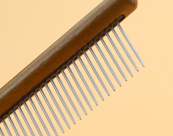 Kamm lemmikloomade parasiitide eemaldamiseks