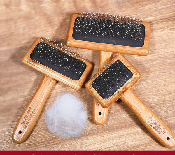 Pieptene pentru îngrijirea la domiciliu a unui câine - trei dimensiuni