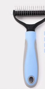 Šepetys negyviems šunų plaukams ir susivėlimams pašalinti