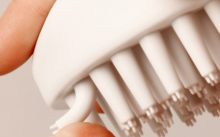 Perie din silicon pentru caini potrivita pentru pieptanat si baie