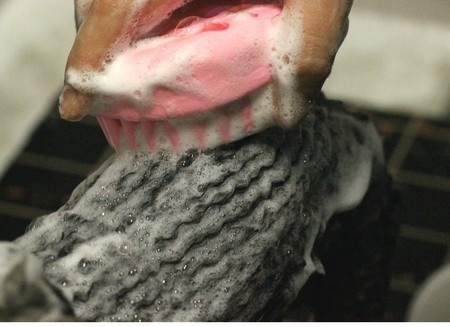 Perie din silicon pentru caini potrivita pentru pieptanat si baie