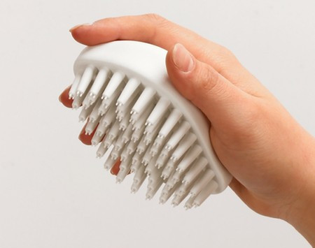 Perie din silicon pentru caini potrivita pentru pieptanat si baie