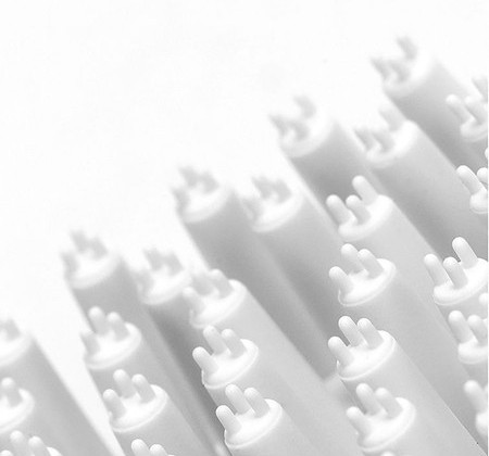 Perie din silicon pentru caini potrivita pentru pieptanat si baie