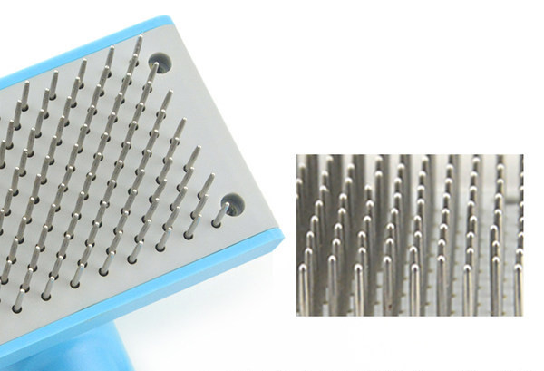 Češalj s metalnim sjekutićima za pse