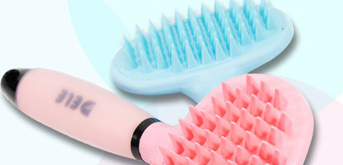 Perie de masaj din cauciuc pentru caini cu maner din plastic