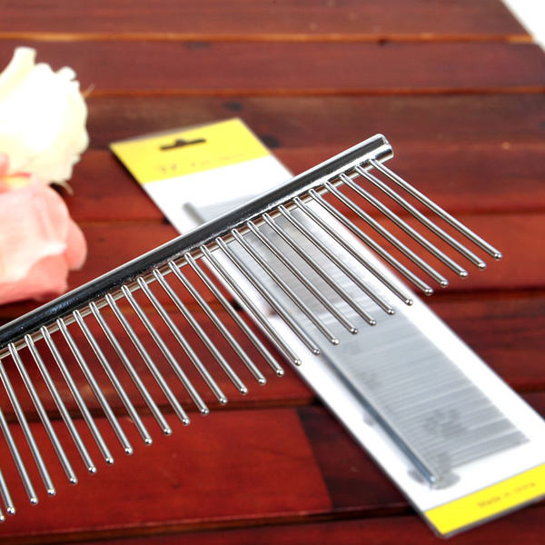 Ανοξείδωτη χτένα για την περιποίηση ενός σκύλου