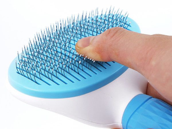 Perie pentru câini cu tăietoare metalice și mâner din plastic