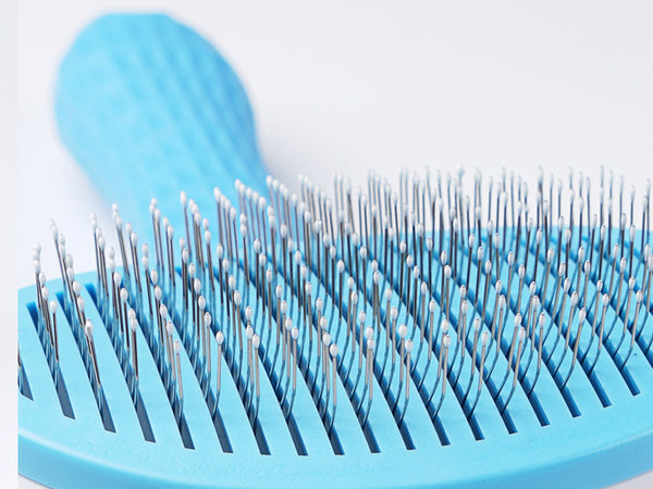 Perie pentru câini cu tăietoare metalice și mâner din plastic